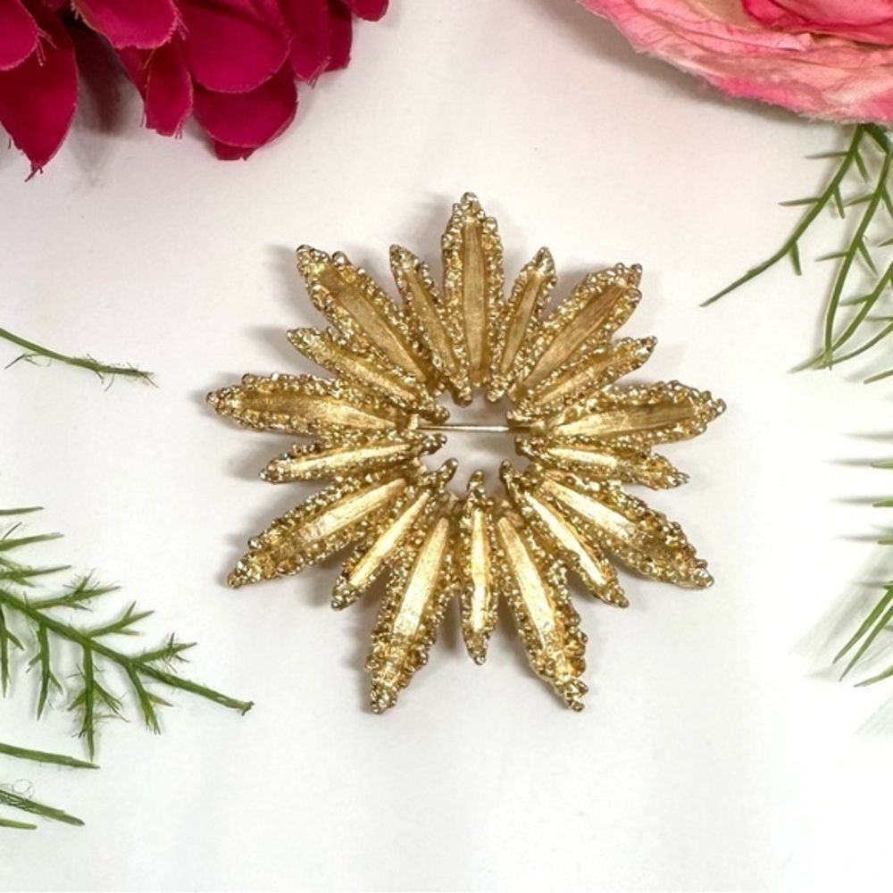 VINTAGE⚜️RARE Golden Sunburst AVON Brooch